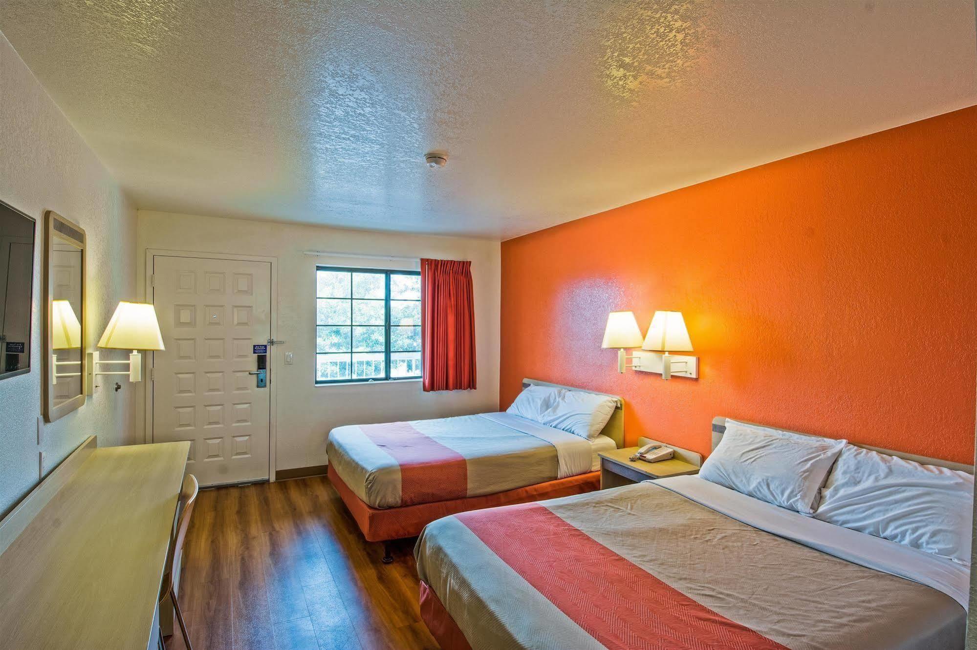 Hotel 6-redding, Ca - South