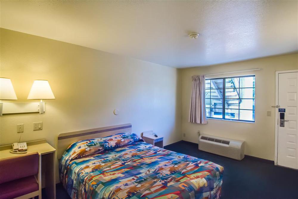 Hotel 6-redding, Ca - South