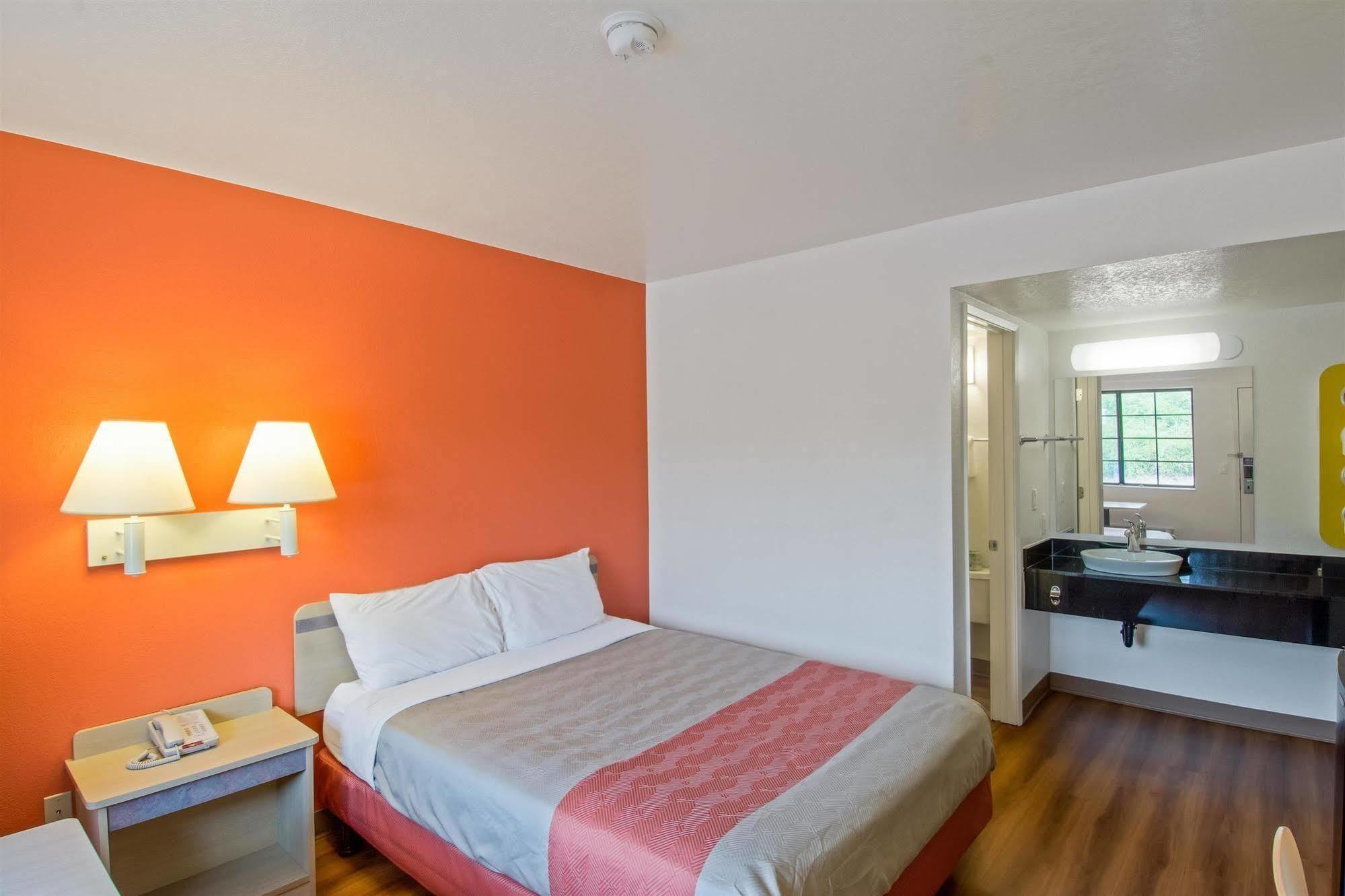 Hotel 6-redding, Ca - South 2*