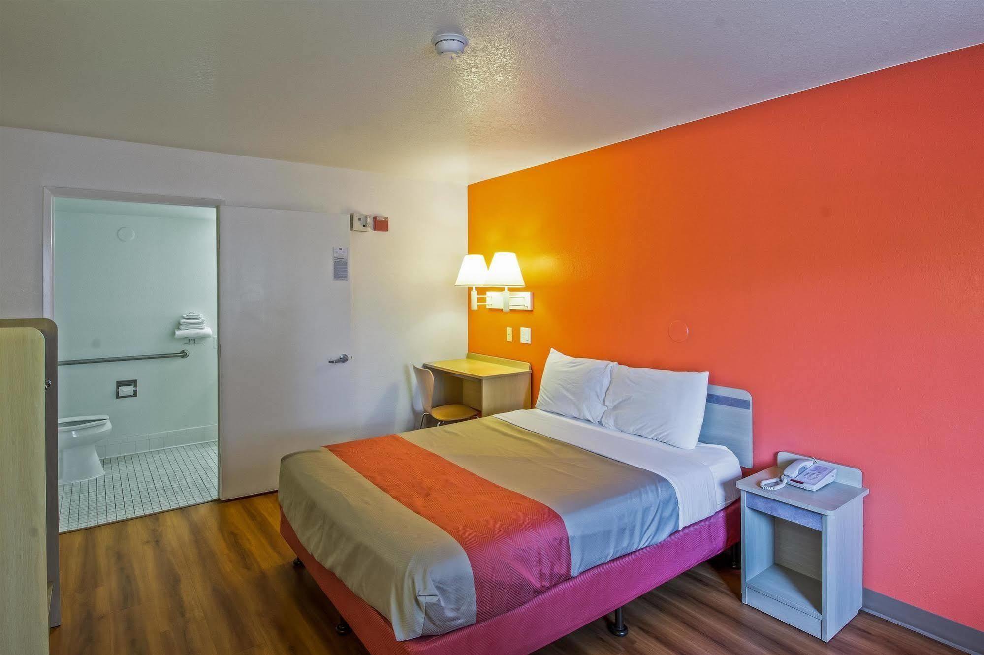 Hotel 6-redding, Ca - South Redding