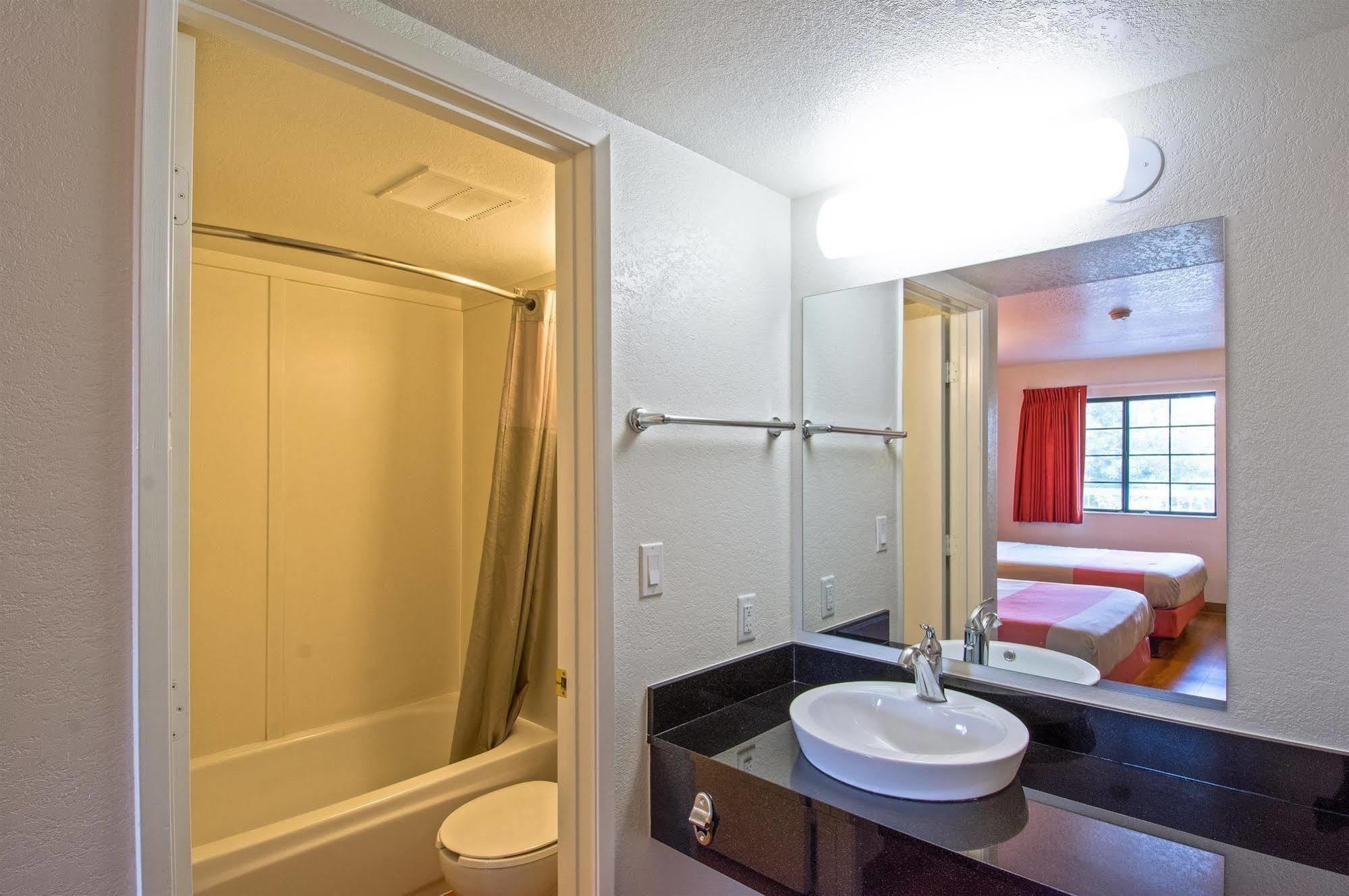 Hotel 6-redding, Ca - South 2*
